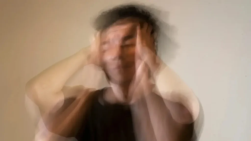 Hombre padeciendo ataque de ansiedad