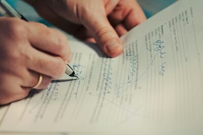 Persona firmando un contrato de trabajo, imagen para explicar el contrato fijo discontinuo