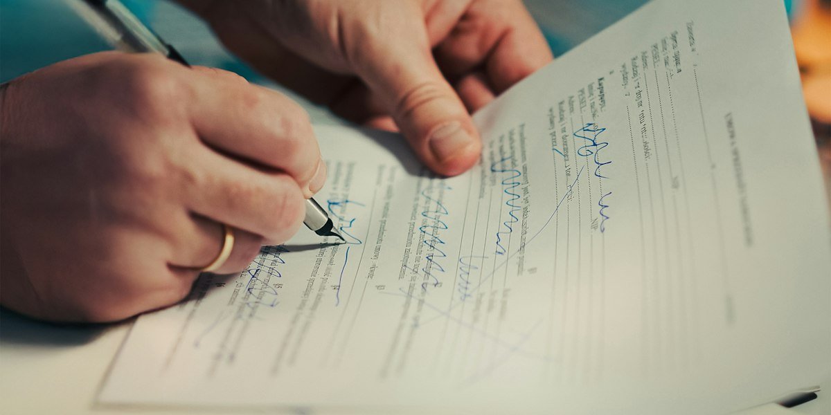 Persona firmando un contrato de trabajo, imagen para explicar el contrato fijo discontinuo